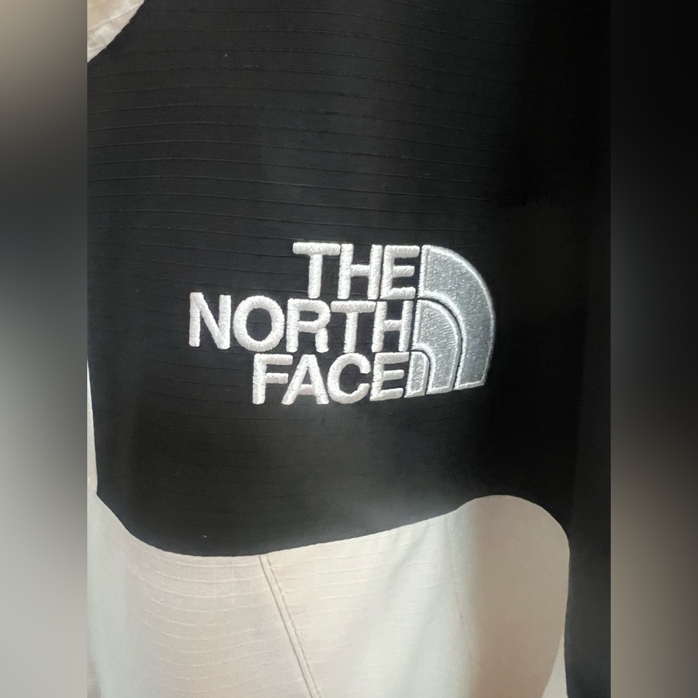 The North Face men’s Dryvent Mono Black and White Jacket - Picture 2 of 10